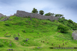 志慶真門郭から主郭石塁 | 高解像度画像サイズ：8688 x 5792 pixels | 写真番号：5DSA7416 | 撮影：Canon EOS 5DS