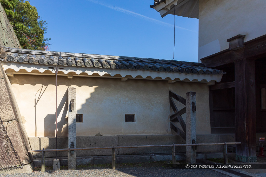 二条城本丸櫓門脇の土塀と控柱