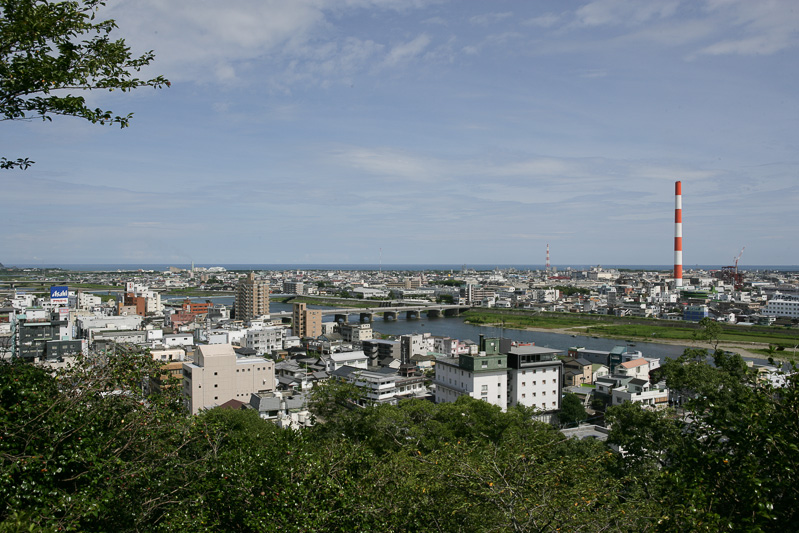 天守台跡より日向灘を望む