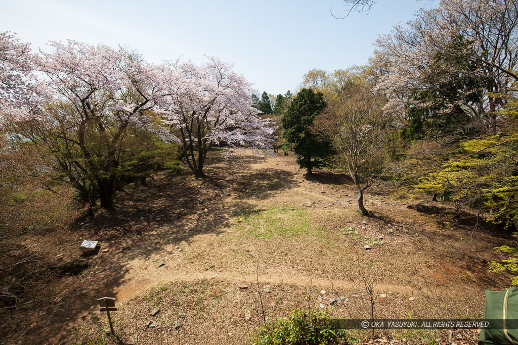 小谷城の本丸から大広間を望む