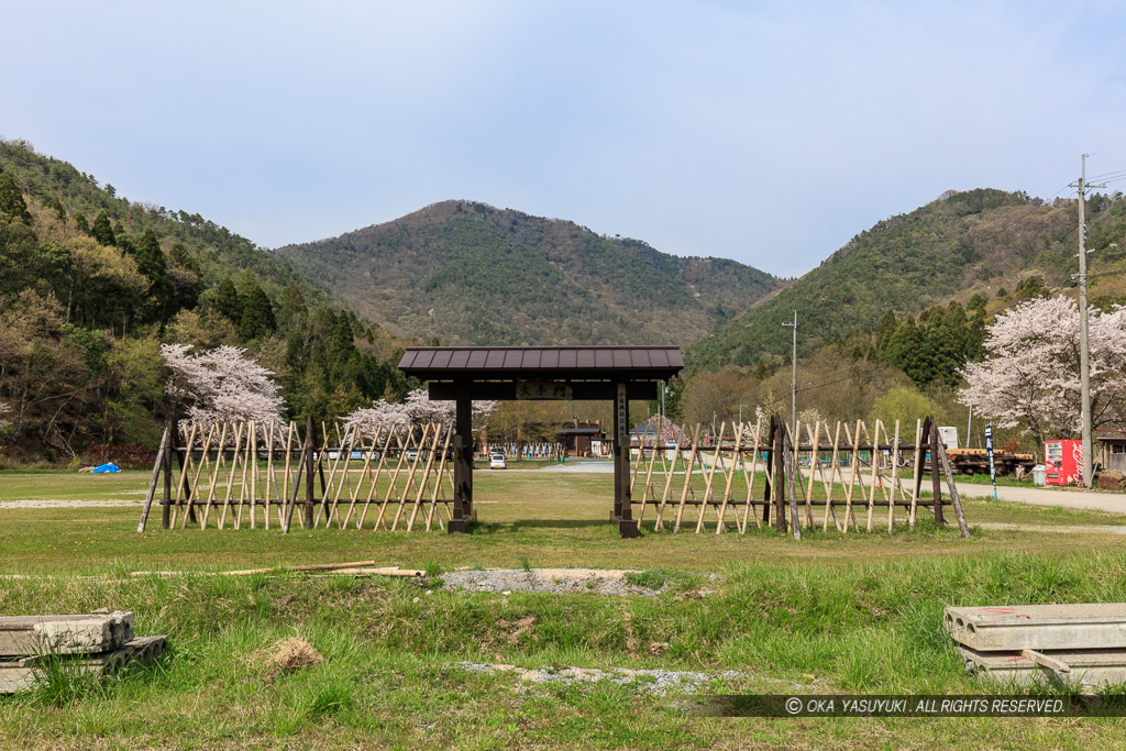 小谷城の模擬大手門・清水谷