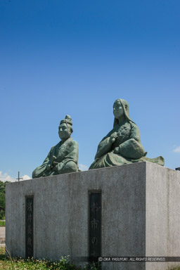 浅井長政・お市銅像（河毛駅前）｜高解像度画像サイズ：3298 x 4947 pixels｜写真番号：1P3J7157｜撮影：Canon EOS-1Ds Mark III