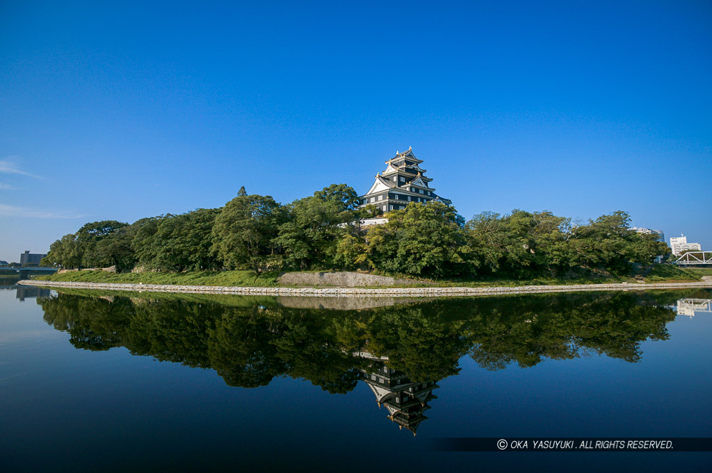 旭川から岡山城天守・夏