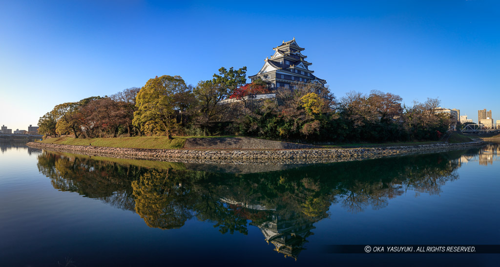 旭川から望む岡山城