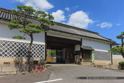 支藩生坂藩岡山敷向屋敷の長屋門｜高解像度画像サイズ：5616 x 3744 pixels｜写真番号：1P3J8088｜撮影：Canon EOS-1Ds Mark III