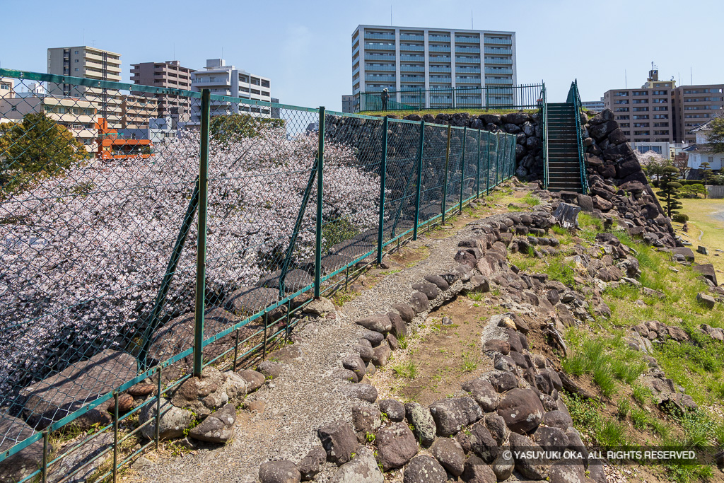 本丸北二階櫓跡から天守台