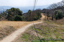 焼米ヶ原付近の土塁 | 高解像度画像サイズ：8192 x 5464 pixels | 写真番号：6F1A2695 | 撮影：Canon EOS R5m2