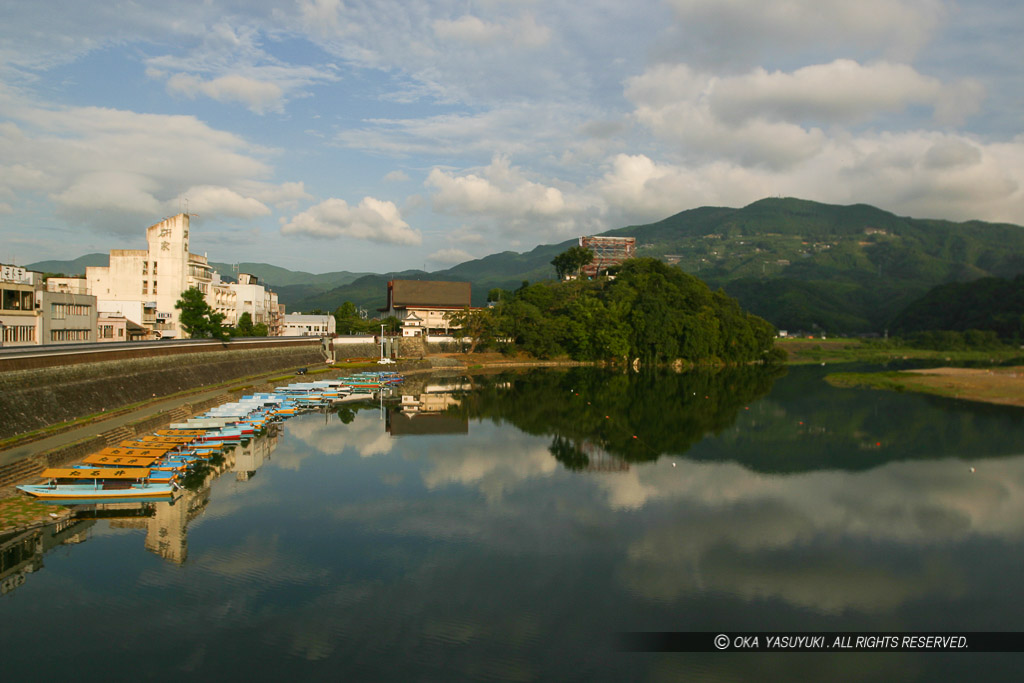 大洲城遠景・肘川（天守再建中）