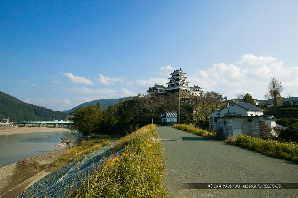 肘川堤防より見る大洲城