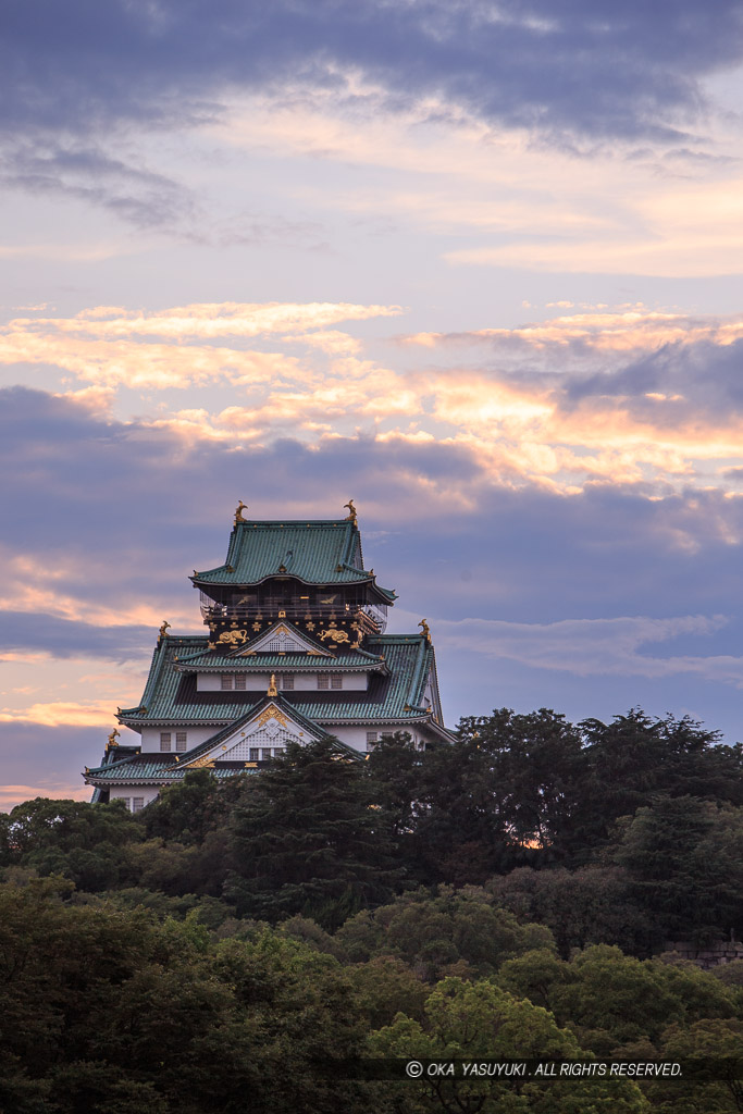 大阪城天守閣の夕暮れ