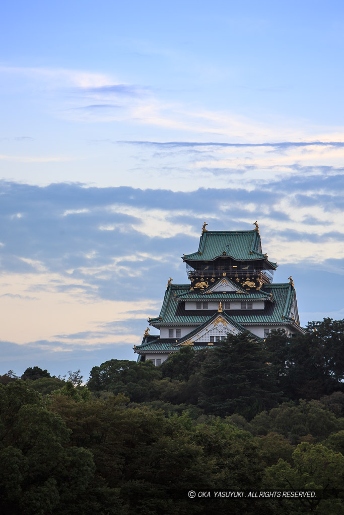 大阪城天守閣の夕暮れ