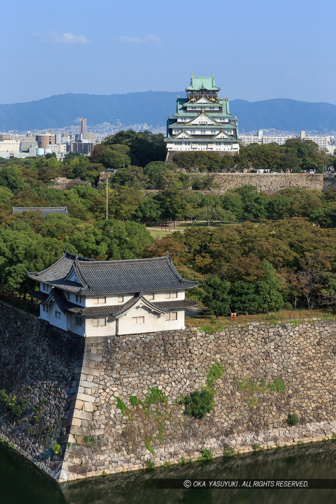 北西から望む大阪城天守閣