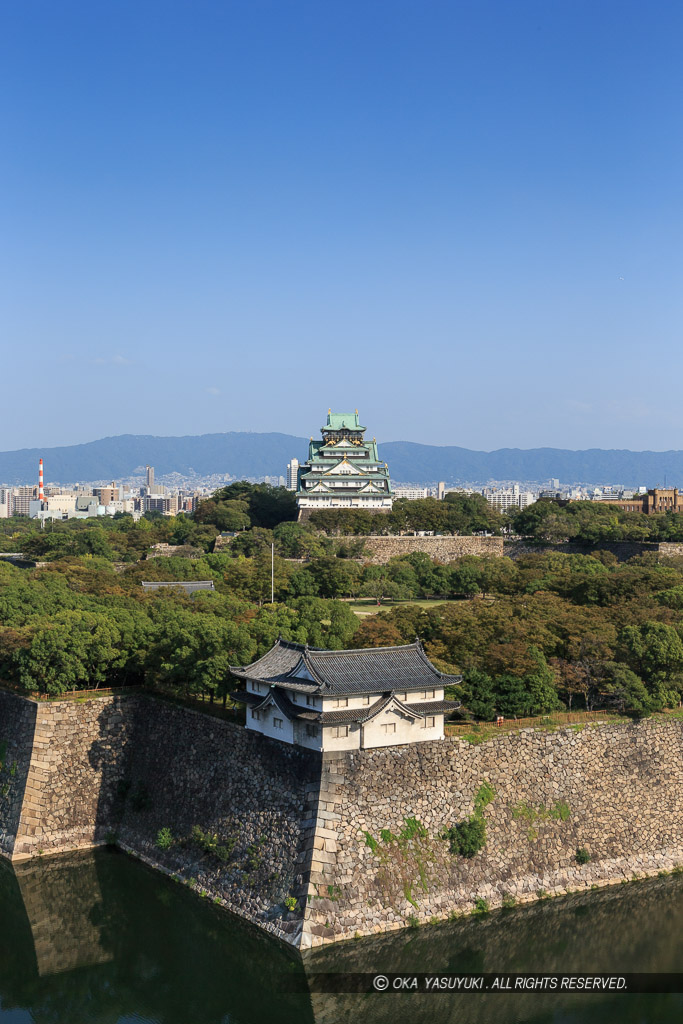 北西から望む大阪城天守閣