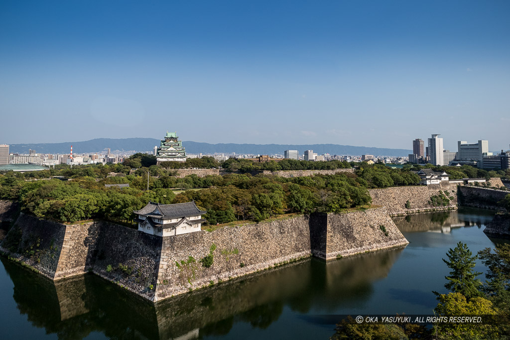 北西から望む大阪城天守閣