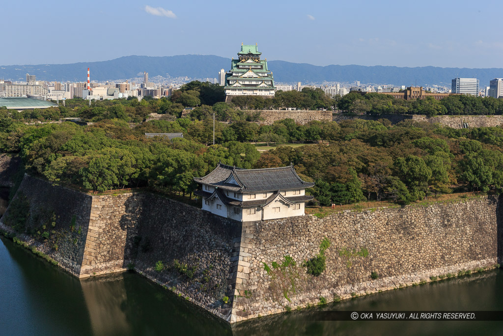 北西から望む大阪城天守閣