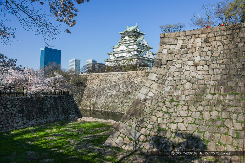 春の大阪城