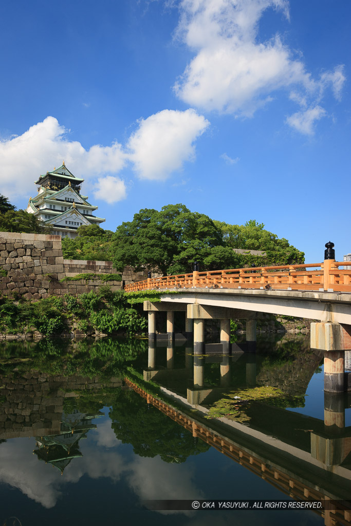 極楽橋と大阪城天守閣