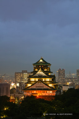 KKRホテル大阪からライトアップ|高解像度画像サイズ:2704 x 4064 pixels|写真番号:53BS4647-Edit|撮影:Canon EOS-1DS