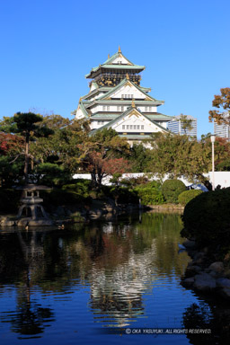 日本庭園と天守｜高解像度画像サイズ：4480 x 6720 pixels｜写真番号：5D4A2825｜撮影：Canon EOS 5D Mark IV