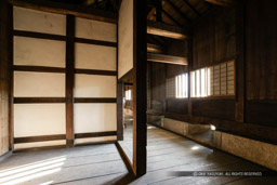 大手口多聞櫓の踏込間|高解像度画像サイズ:5557 x 3704 pixels|写真番号:1P3J7551|撮影:Canon EOS-1Ds Mark III