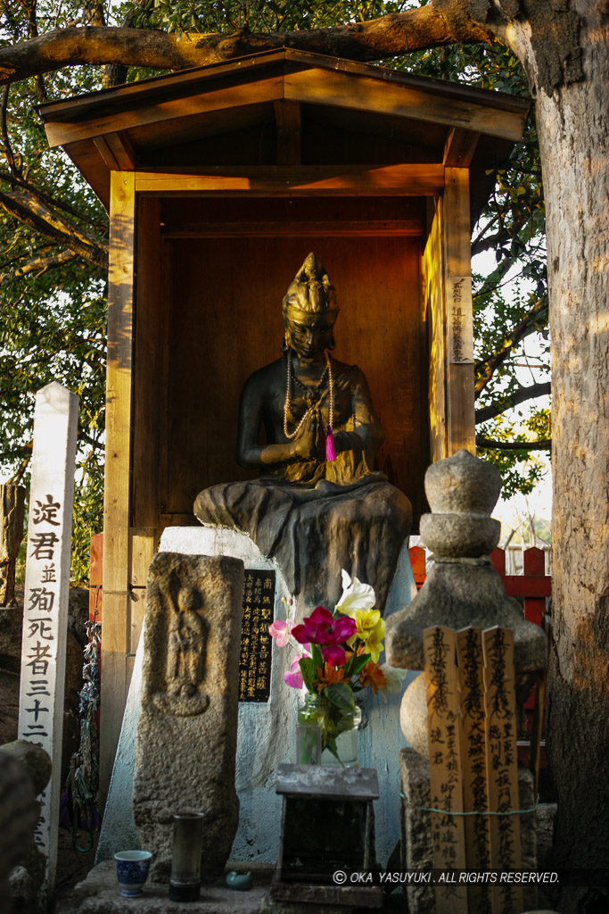 淀君並殉死者三十二名忠霊塔・山里丸