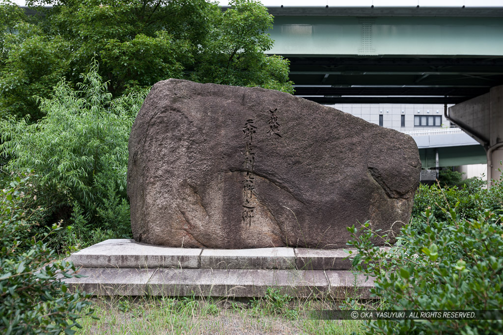 伝天野屋利兵衛屋敷跡石碑