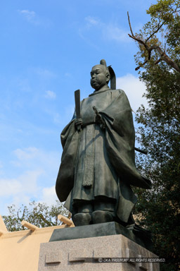 豊臣秀頼銅像・玉造稲荷神社｜高解像度画像サイズ：5520 x 8280 pixels｜写真番号：5DSA4290-Edit｜撮影：Canon EOS 5DS