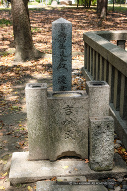 淀君供養塔｜高解像度画像サイズ：3391 x 5086 pixels｜写真番号：1P3J2702｜撮影：Canon EOS-1Ds Mark III