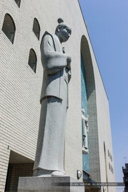 高山右近石像・大阪カトリック玉造教会｜高解像度画像サイズ：3744 x 5616 pixels｜写真番号：1P3J2711｜撮影：Canon EOS-1Ds Mark III