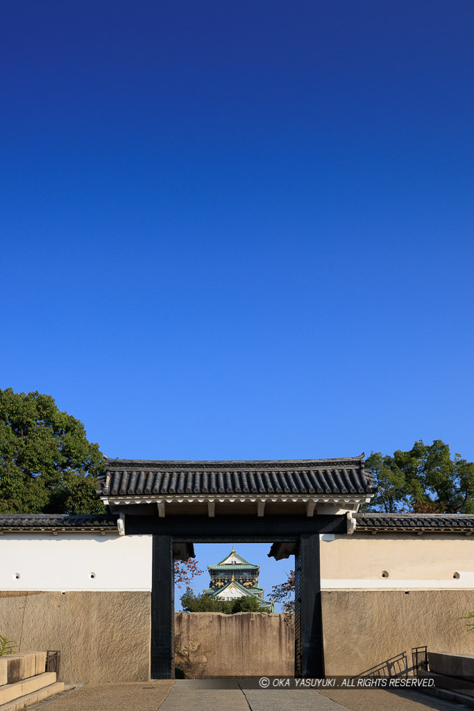 桜門と天守と青空