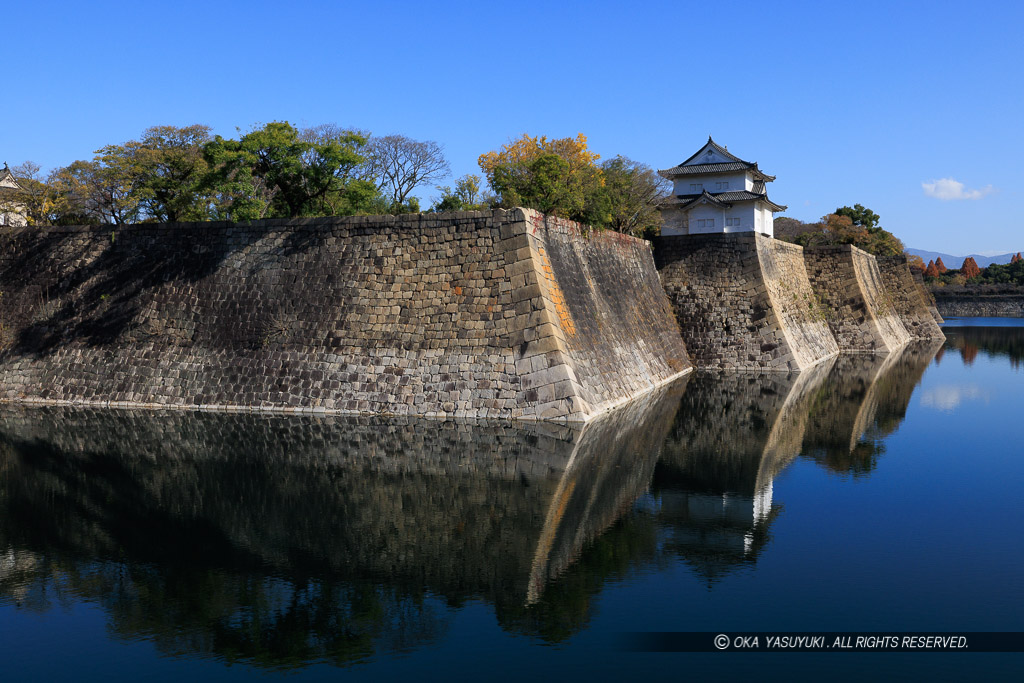 大阪城南外堀と二の丸石垣の風景