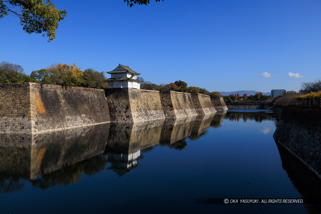 大阪城南外堀と二の丸石垣の風景