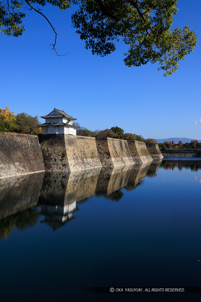 大阪城南外堀と青空