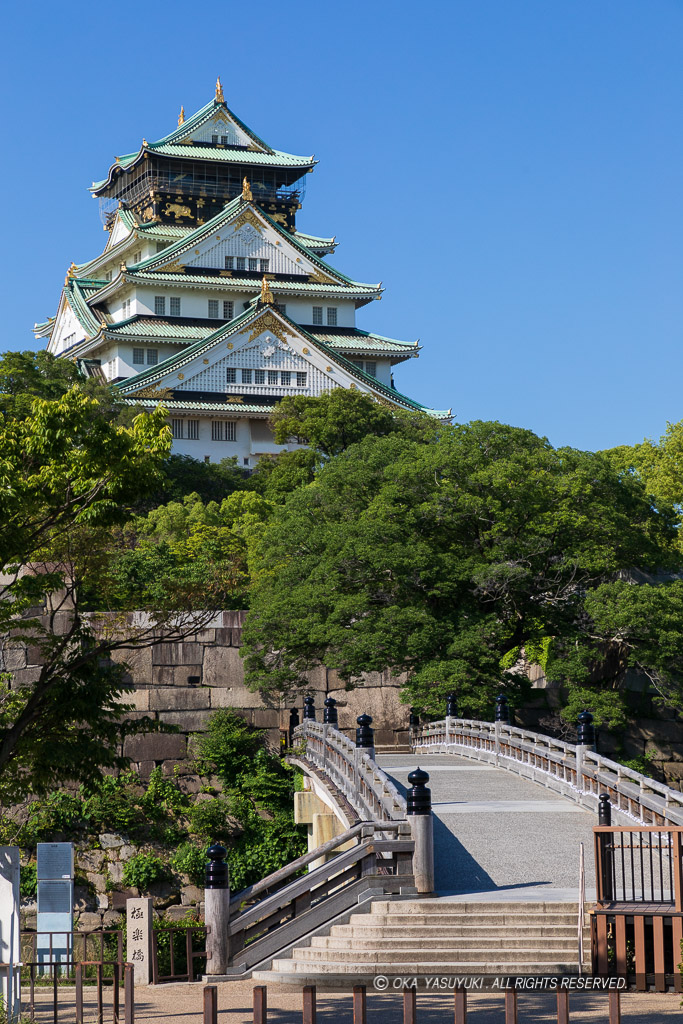 極楽橋と大阪城天守閣