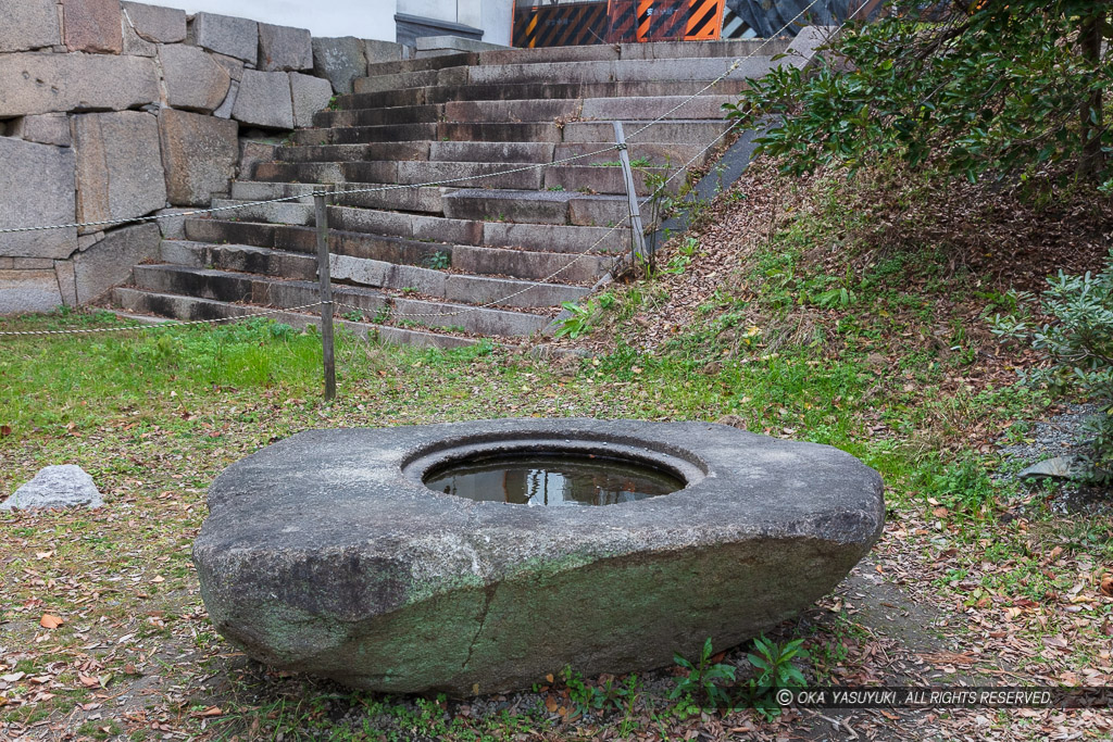 六番櫓前の手水鉢？建物礎石？