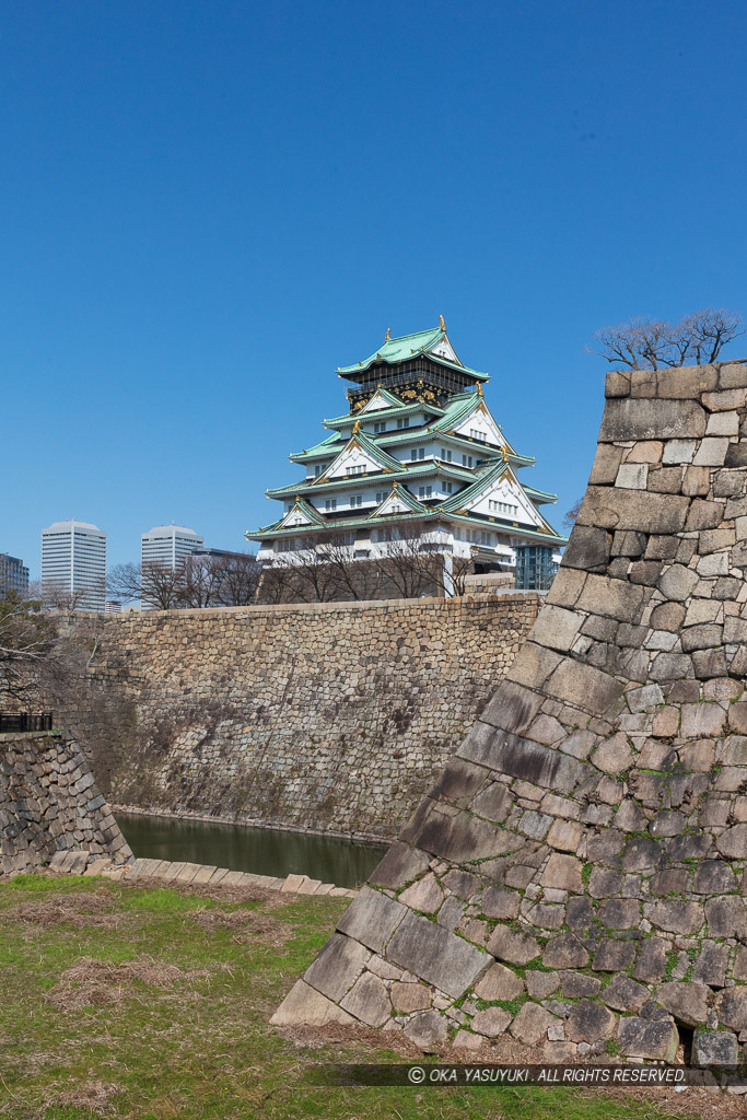 大阪城天守閣と本丸石垣・空堀・冬