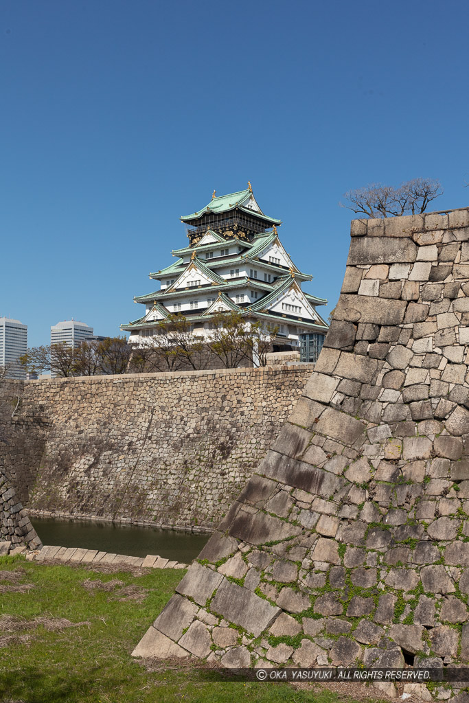 大阪城天守閣と本丸石垣・空堀・春