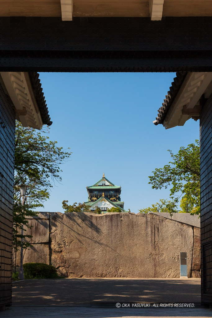 大阪城桜門と蛸石