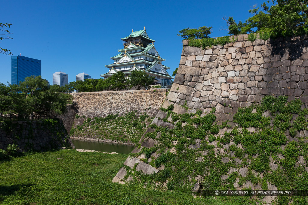 大阪城天守閣と本丸石垣・空堀・夏