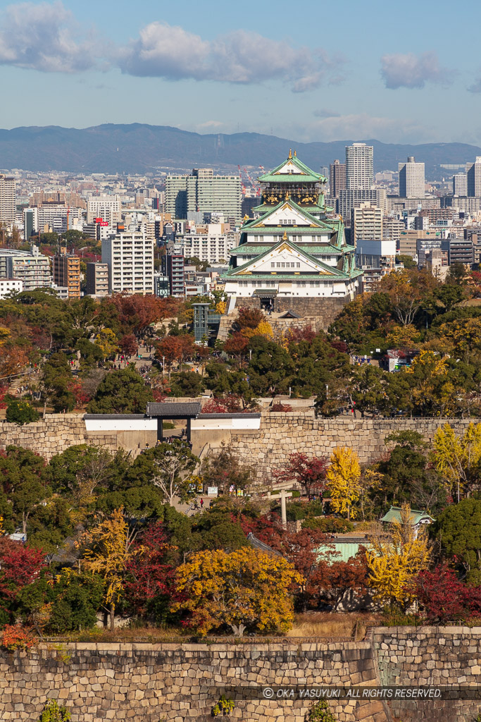 大阪城天守閣と桜門・二の丸石垣・紅葉