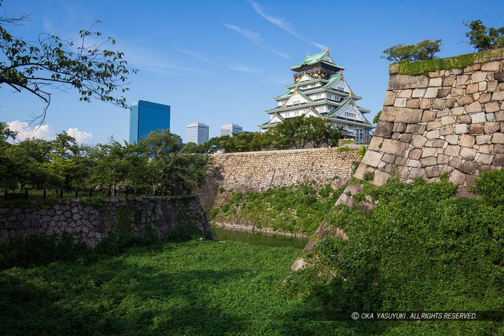 大阪城天守閣と本丸石垣・空堀