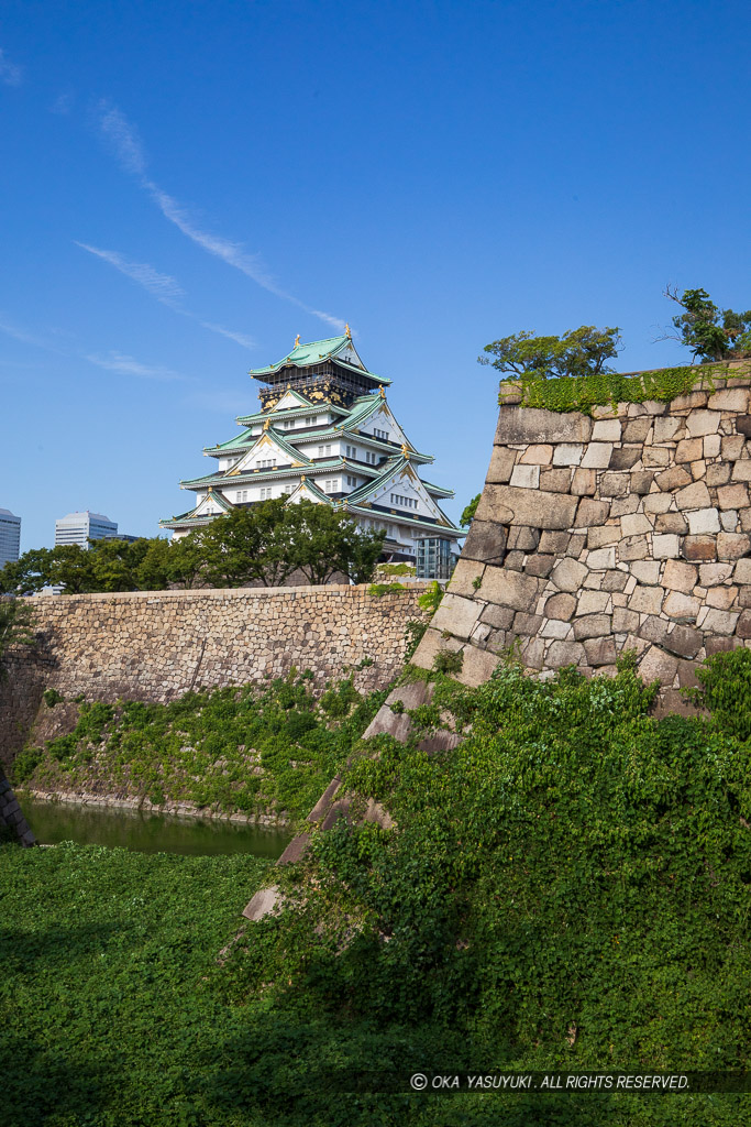 大阪城天守閣と本丸石垣・空堀