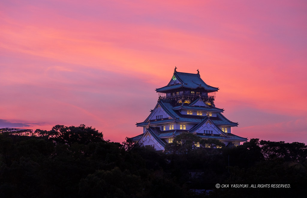 大阪城天守閣ライトアップと夕景