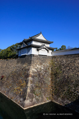 大阪城千貫櫓・縦アングル｜高解像度画像サイズ：5464 x 8192 pixels｜写真番号：344A7018｜撮影：Canon EOS R5