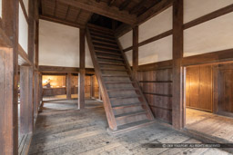 千貫櫓内室・復元された階段|高解像度画像サイズ:6720 x 4480 pixels|写真番号:5D4A3311|撮影:Canon EOS 5D Mark IV