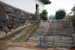 千貫櫓北側芝土居に設置された雁木と雨落溝｜高解像度画像サイズ：6720 x 4480 pixels｜写真番号：5D4A3355｜撮影：Canon EOS 5D Mark IV