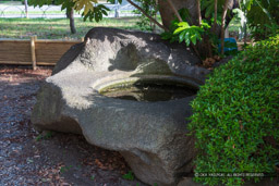 六字名号の碑近くにある手水鉢?建物礎石?|高解像度画像サイズ:8419 x 5613 pixels|写真番号:5DSA1757|撮影:Canon EOS 5DS