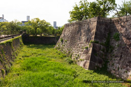 本丸空堀と桜門横矢掛け｜高解像度画像サイズ：8688 x 5792 pixels｜写真番号：5DSA1787｜撮影：Canon EOS 5DS