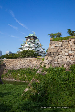 大阪城天守閣と本丸石垣・空堀｜高解像度画像サイズ：4480 x 6720 pixels｜写真番号：_D4A2325｜撮影：Canon EOS 5D Mark IV