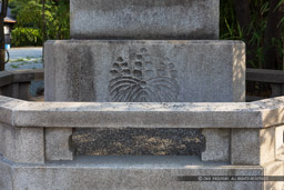 大阪城豊國神社石碑の五七桐｜高解像度画像サイズ：6720 x 4480 pixels｜写真番号：_D4A2343｜撮影：Canon EOS 5D Mark IV